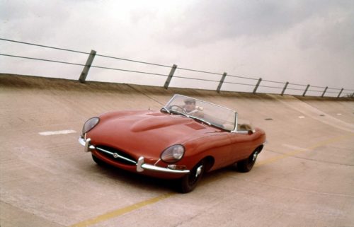 Video] Incredible Jaguar E-type series 1 track battle